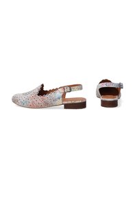 Slingback-Sandalen mit einem mehrfarbigen, perforierten Lederobermaterial mit gewellten Kanten und einem niedrigen Holzabsatz, gesichert mit einer Schnalle.