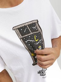 Camiseta blanca de algodón con un gráfico de una ventana que muestra una escena nocturna, incluyendo estrellas, nubes y un personaje con calavera sosteniendo una bebida.