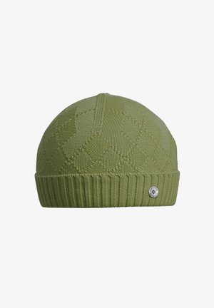 Groene gebreide muts met een gestructureerd diamantpatroon, een geribde boord en een klein rond logovlaggetje aan de zijkant.