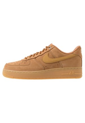 Brązowy niski model Nike Air Force 1 z cholewką ze skóry zamszowej, perforowanym noskiem, dopasowanymi sznurowadłami oraz gumową podeszwą z napisem "AIR".
