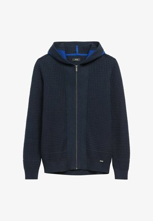 Granatowa bluza z kapturem zapinana na suwak, z teksturowanym wzorem w kratkę. Posiada kaptur wyłożony niebieską podszewką oraz ściągacze na rękawach. Przedni zamek błyskawiczny i boczne kieszenie.