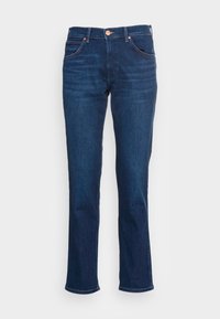 Jeans de mezclilla azul oscuro con corte recto, cinco bolsillos y un botón de cobre en la cintura. Presentan una textura sutil y detalles de costura.
