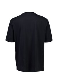 Camiseta de algodón negra, de manga corta, cuello redondo, textura suave y un diseño sencillo sin patrones ni gráficos, mostrada desde la parte posterior.