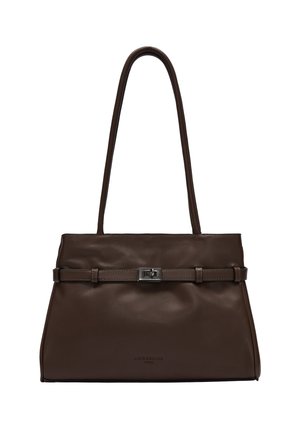 Ciemnobrązowa skórzana torebka z długimi uchwytami, cienkim paskiem ze srebrną klamrą z przodu i subtelnym logo marki w pobliżu podstawy.