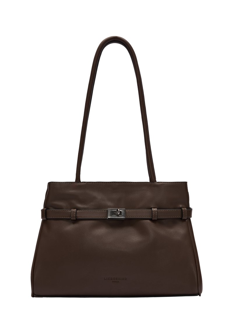 Ciemnobrązowa skórzana torebka z długimi uchwytami, cienkim paskiem ze srebrną klamrą z przodu i subtelnym logo marki w pobliżu podstawy.