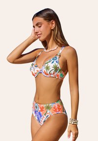 Bikini aux couleurs vives avec des motifs floraux et de palmiers. Le haut présente des bretelles réglables et un fermoir, tandis que le bas est taille haute.