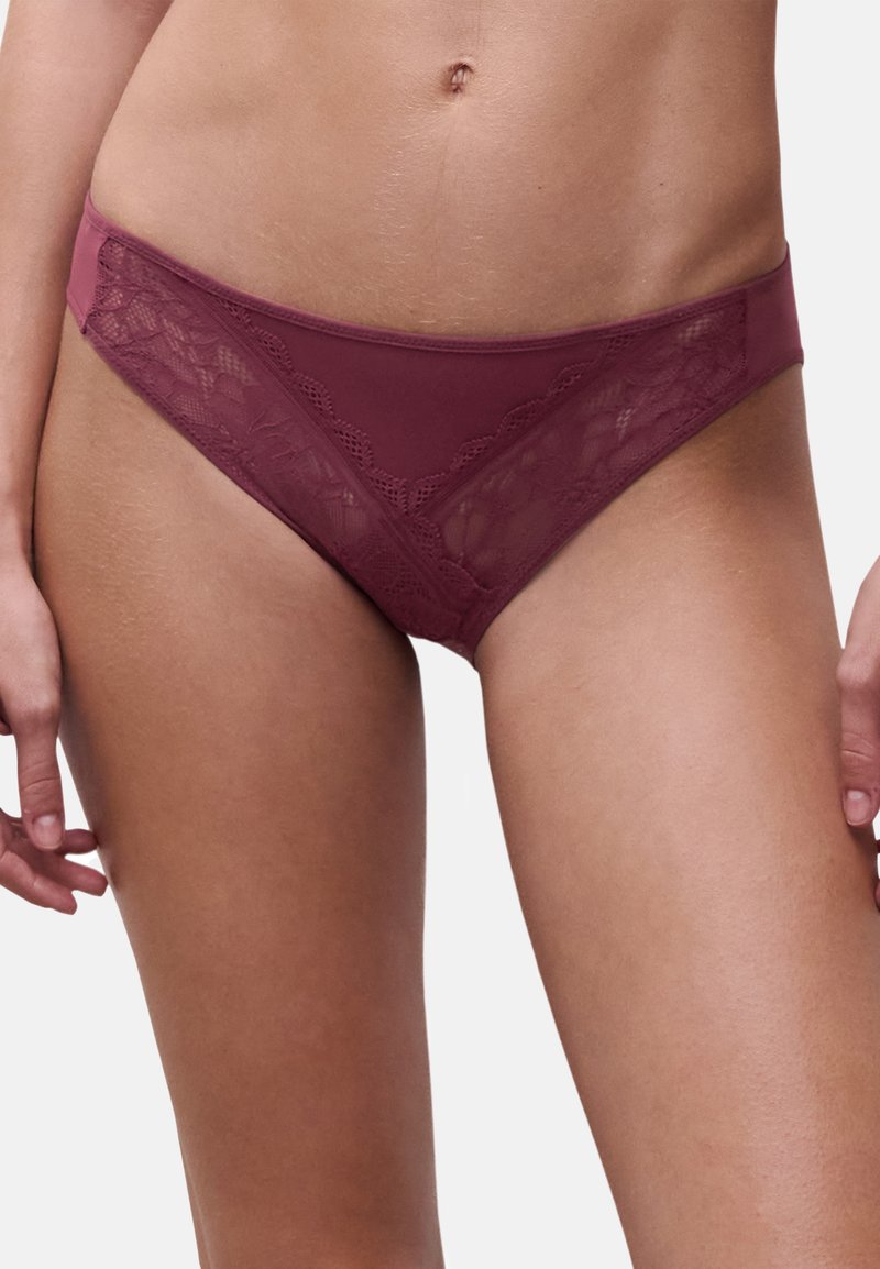 Bordeaux Spitzen- und glatte Stoffunterwäsche mit einem V-förmigen Design, das gewellte Ränder und Durchsichtigkeit an den Seiten aufweist.