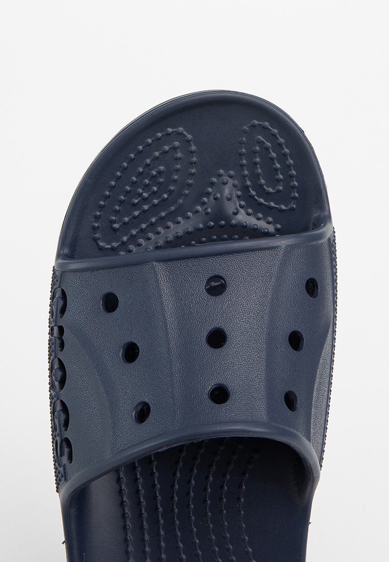 Marineblauwe instapsandalen met ventilatiegaten en een textuurvoetbed, ontworpen voor comfort en ademend vermogen.