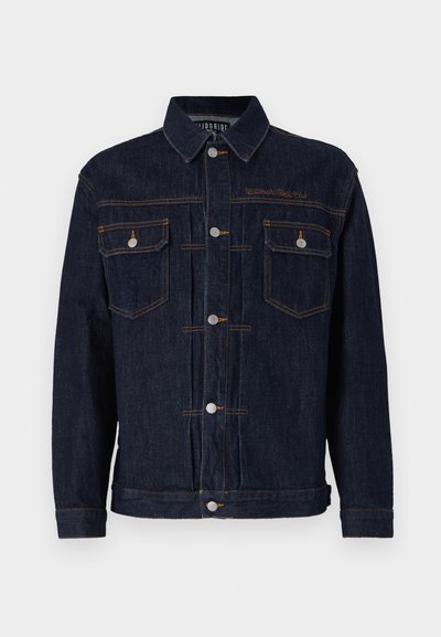 Dunkelblaue Jeansjacke mit durchgehender Knopfleiste, zwei Brusttaschen mit Klappen und kontrastierenden orangen Nähdetails. Klassisches Kragen-Design.