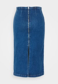 Fustă tip creion din denim, de lungime medie, de culoare albastru închis. Prezintă un fermoar la spate și o slită centrală la spate pentru o mișcare ușoară.