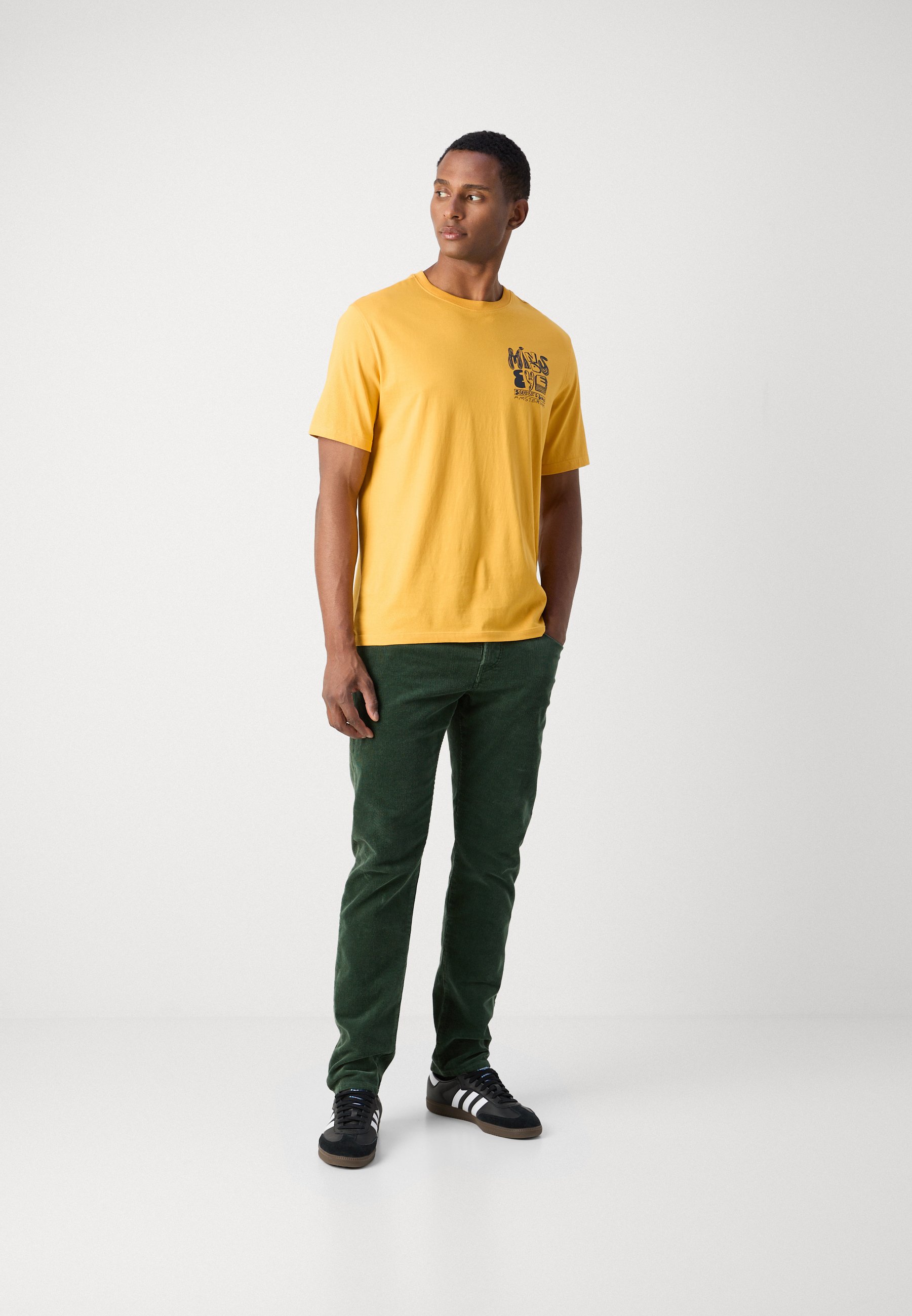 “Scotch & Soda” チェストアートワークプリントTシャツ Yellow Scotch & Soda CHEST ARTWORK - Print T-shirt - yellow cab