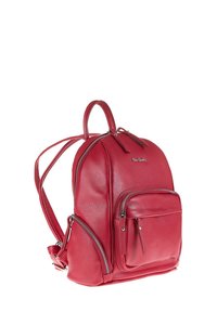 Zaino in pelle rossa con finitura testurizzata, forma arrotondata, spallacci regolabili e molteplici tasche con zip per la conservazione.