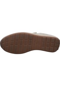 Semelle d'une chaussure avec une surface en caoutchouc texturé de couleur brun clair, présentant des motifs rectangulaires et circulaires pour l'adhérence et le soutien.