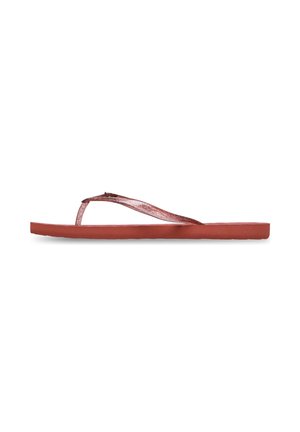 Sandales tongs rouges métalliques avec une semelle plate, des lanières fines et un design minimaliste. Les lanières ont une légère brillance et une surface texturée.