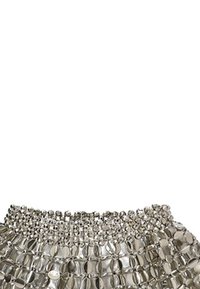 Bolso metálico plateado con una superficie texturizada con formas ovaladas, adornado con un ribete superior de cuentas para un detalle adicional.
