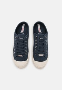 Sneakers in tela blu scuro con suole in gomma bianca, caratterizzati da una punta arrotondata e occhielli in metallo, allacciati con lacci blu navy abbinati.