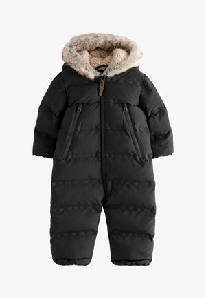 Zwarte, gewatteerde babysneeuwpak met een bont-voering capuchon, rits aan de voorkant en ritssluitingen op de zakken, ontworpen voor koude weersomstandigheden.