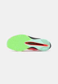 Semelle de chaussure de sport en caoutchouc vert avec un motif texturé, semelle intermédiaire couleur menthe et accents en noir et rouge.
