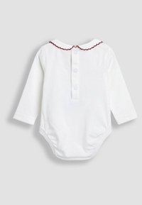 Valge pika varrukaga beebi bodysuit, millel on burgundi värvi laineline äär kaelusel ja kolm nööpiga kinnitust seljal.