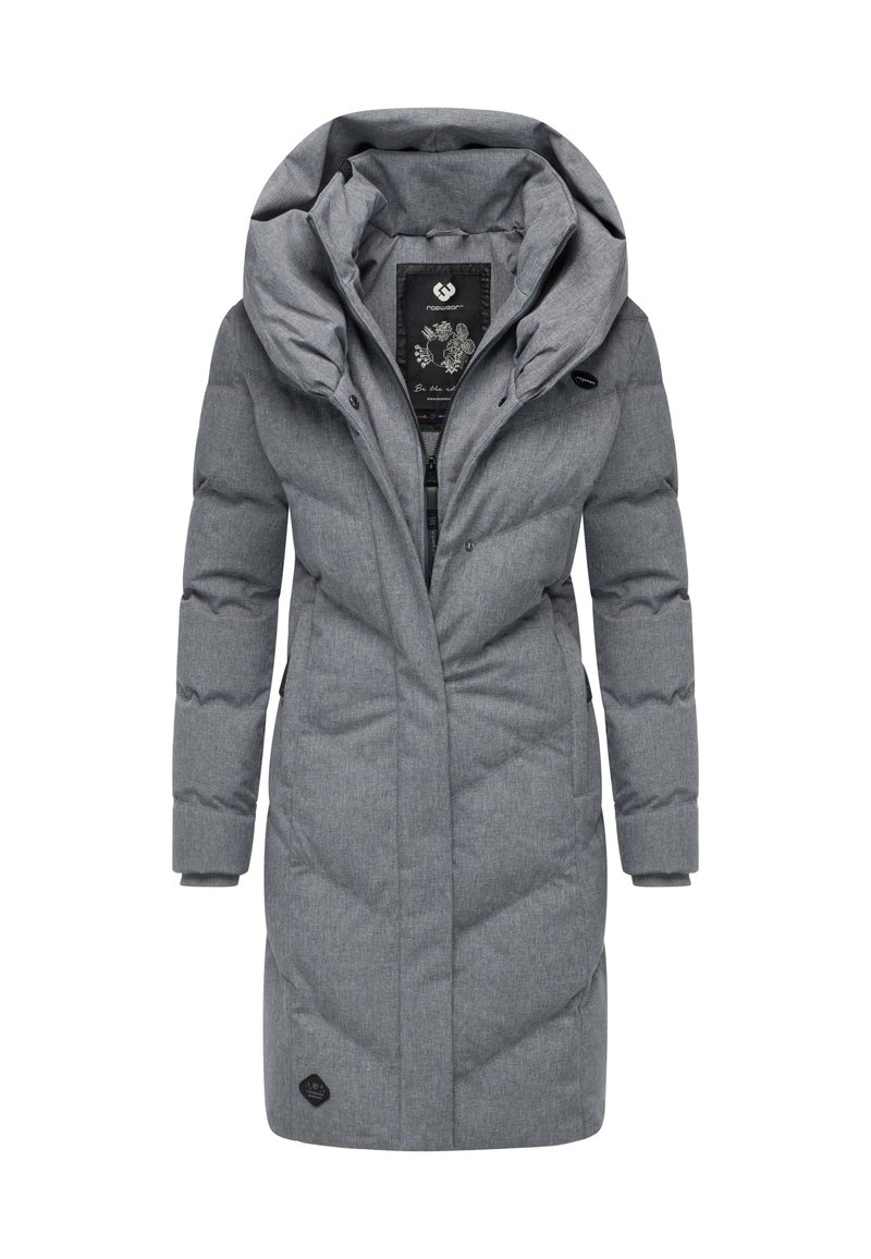 Pilka pūkinė striukė su aukštu apykakliu ir dideliu gobtuvu; pasižymi siuvinėtu dizainu ir logotipo pleistru netoli apatinės dalies; priekyje užtrauktukas ir spaudės užsegimai.