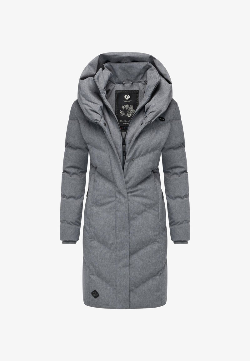 Pilka pūkinė striukė su aukštu apykakliu ir dideliu gobtuvu; pasižymi siuvinėtu dizainu ir logotipo pleistru netoli apatinės dalies; priekyje užtrauktukas ir spaudės užsegimai.