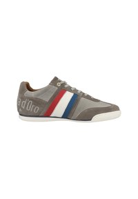 Harmaa mokkanahka-sneaker, jossa on valkoiset, punaiset ja siniset raidat. Varustettu tekstuurilla varustetulla kärjellä, litteillä nauhoilla ja "ad'Oro" -painatuksella kantapäässä.