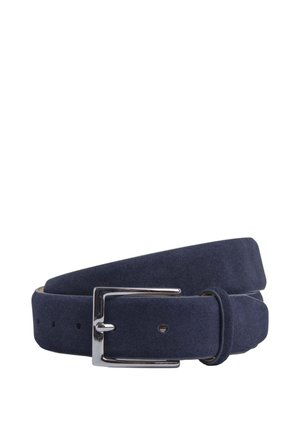 Ceinture en daim bleu marine avec une boucle rectangulaire en argent, design plat et plusieurs trous pour l'ajustement de la taille. Texture lisse, style minimaliste.