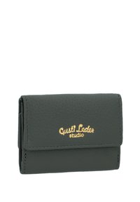 Grünes Lederportemonnaie mit strukturierten Oberflächen, goldfarbenem "Gusti Leder studio"-Logo und Druckverschluss; kompaktes Design mit abgerundeten Kanten.