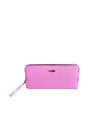 Portafoglio rettangolare rosa con zip, cinturino da polso e superficie strutturata, marchiato con "PASHBAG MILANO" in lettere nere.