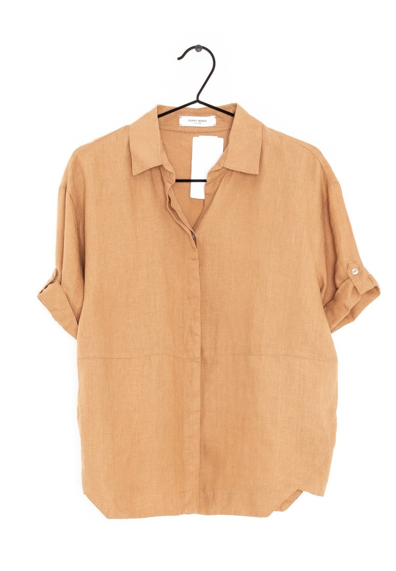 Chemise à manches courtes, boutonnée, en lin brun clair avec un col, des manches enroulées et un ourlet droit. Présente de subtils détails de couture.