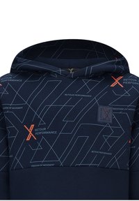 Felpa blu navy con un motivo geometrico in azzurro chiaro e accenti arancioni, dotata di un patch logo sul davanti e un tessuto testurizzato per il comfort.