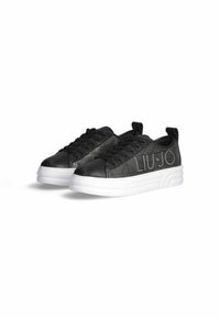 Sneaker nere con tomaia in tessuto nero testurizzato, dettagli in pelle liscia e suola in gomma bianca spessa con logo "LIUJO".