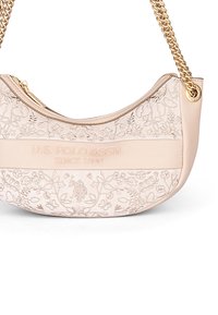 Beige Leder Schultertasche mit geprägtem Blumenmuster, goldenen Kettenriemen und Logo-Inschrift. Abgerundete Form mit Reißverschlussverschluss.