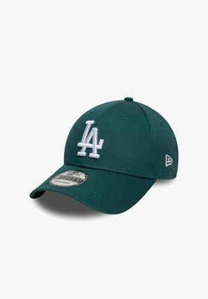 Tyrkysová baseballová čiapka so štruktúrovaným dizajnom, ktorá má na prednej strane biele vyšívané logo "LA" a zakrivený okraj. S nastaviteľnou veľkosťou.