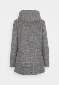 Abrigo gris texturizado con capucha, que presenta un corte relajado y costuras visibles. Incluye bolsillos frontales y un diseño de longitud media.