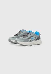 Baskets de sport grises avec un upper en mesh et des accents bleus. Elles disposent d'une semelle texturée, d'un talon renforcé et de lacets gris. Conception légère.