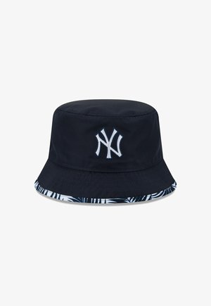 Marineblauer Fischerhut mit weißem New York Yankees-Logo und schwarz-weiß gemustertem Rand am Schirm.