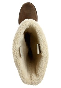 Botte en daim marron avec une doublure moelleuse de couleur crème. Le design intérieur comprend deux boucles en tissu pour un enfilage facile. Forme à bout arrondi.