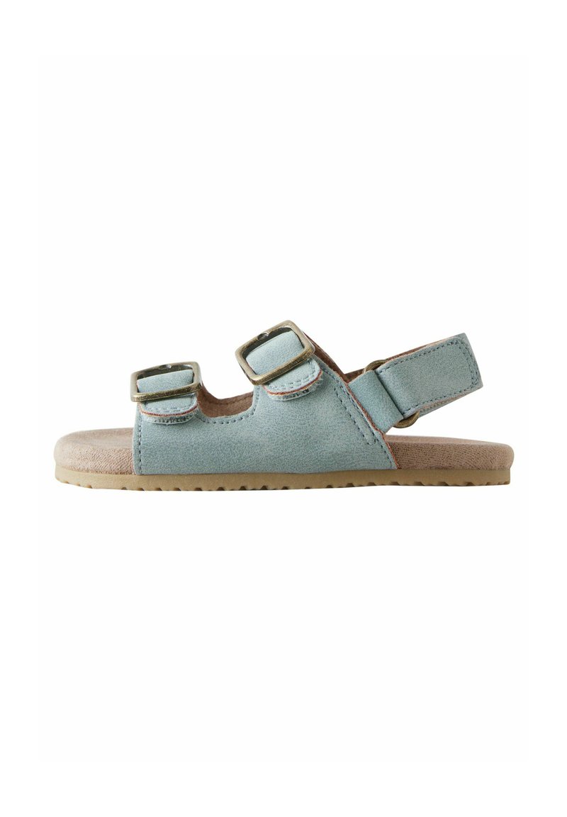 Sandali in suede blu chiaro con due cinturini regolabili a fibbia, punta aperta, robusto cinturino posteriore e suola in gomma beige texturizzata per una migliore aderenza.