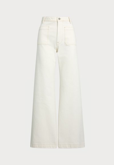 Jeans de perna larga em denim off-white. Design de cintura alta com fecho de botão, dois bolsos frontais e detalhes de costura em contraste.