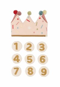 Ružová koruna s pom-pommi a farebnými posypmi, sprevádzaná deviatimi okrúhlymi textilnými diskmi s vyšitými zlatými číslami od 1 do 9.