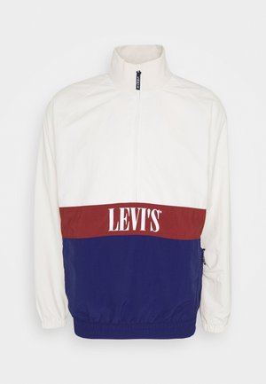 Levi's Jacke mit weißem oberen Abschnitt, maroonfarbener Mittelband und blauem unteren Abschnitt, mit einem halben Reißverschlusskragen und elastischen Bündchen.