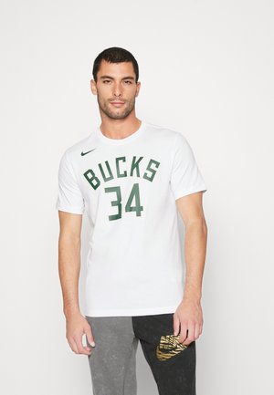 Balta trumpa rankovė T-maišis su žaliais užrašais "BUCKS" ir "34"; ant kairiojo peties esantis mažas juodas Nike logotipas.