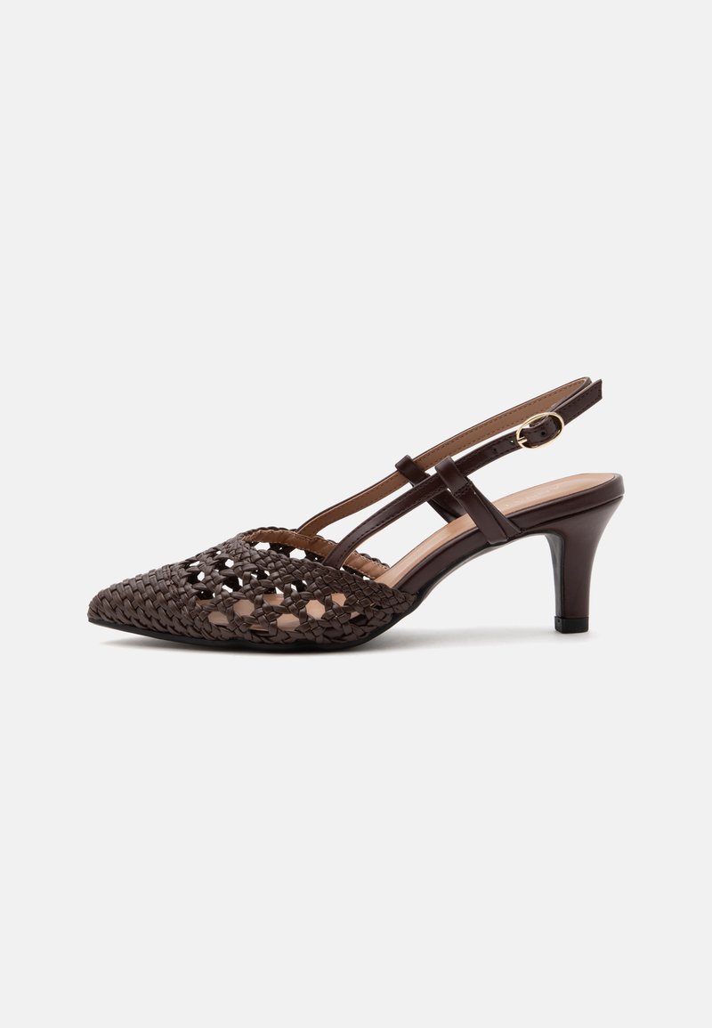 Σκούρο καφέ πλεκτό δερμάτινο παπούτσι slingback με μυτερή μύτη και μεσαίο τακούνι, με ρυθμιζόμενο λουράκι και χρυσή αγκράφα.