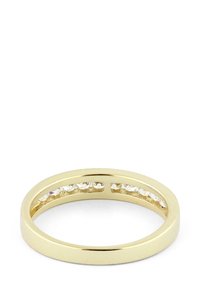 Zlatni prsten s glatkim, poliranim pojasom i redom malih prozirnih kristala postavljenih u otvorenom dizajnu duž unutarnje strane.