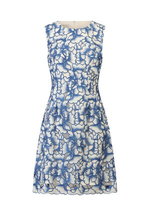 Ein ärmelloses Kleid mit einem weißen Grund und einem blauen Blumenmuster. Es hat ein tailliertes Oberteil und einen ausgestellten Rock, mit einem dezenten Reißverschluss auf der Rückseite.