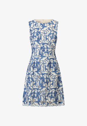 Een mouwloze jurk met een witte basis en een blauw bloemenpatroon. Het heeft een aansluitende lijfje en een uitlopende rok, met een subtiele rits aan de achterkant.