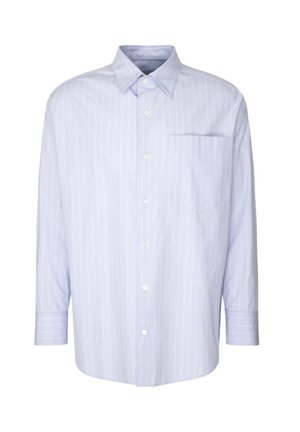 Lichtblauwe overhemd met lange mouwen en knopen, voorzien van witte verticale strepen en een borstzak, weergegeven op een witte achtergrond.