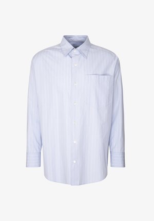 Hellblaues Langarmhemd mit weißen vertikalen Streifen und einer Brusttasche, präsentiert auf einem weißen Hintergrund.