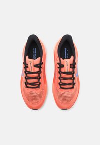 Des chaussures de course avec une tige en filet orange respirant, des lacets noirs et un swoosh accent bleu. Dispose d'une semelle rembourrée pour le confort.